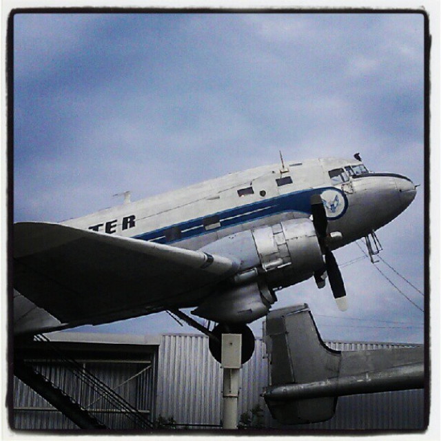 ein altes flugzeug