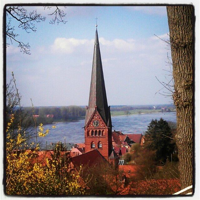 blick über die altstadt und kirche von lauenburg auf die elbe